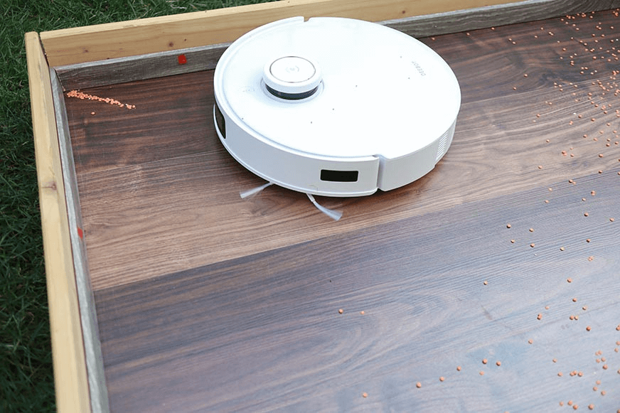 Ein Saugroboter reinigt in einer Ecke.